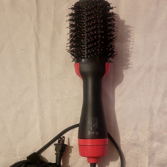 Revlon Other - Multifunctional hot air brush designed to dry and style hair simutaneously